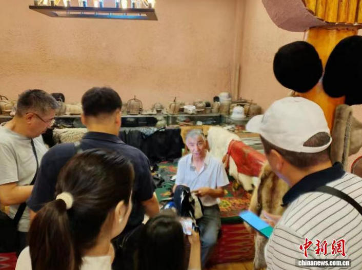 传承卡拉库尔胎羔皮帽场景图