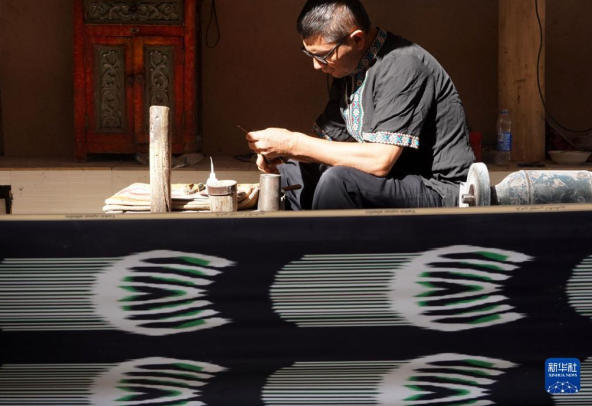 传承人在工作台前进行英吉沙小刀细部加工