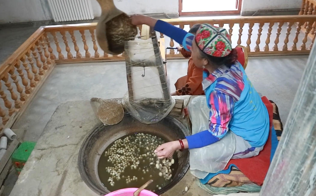  每个新疆姑娘都有的艾德莱斯绸，它流传了2000年