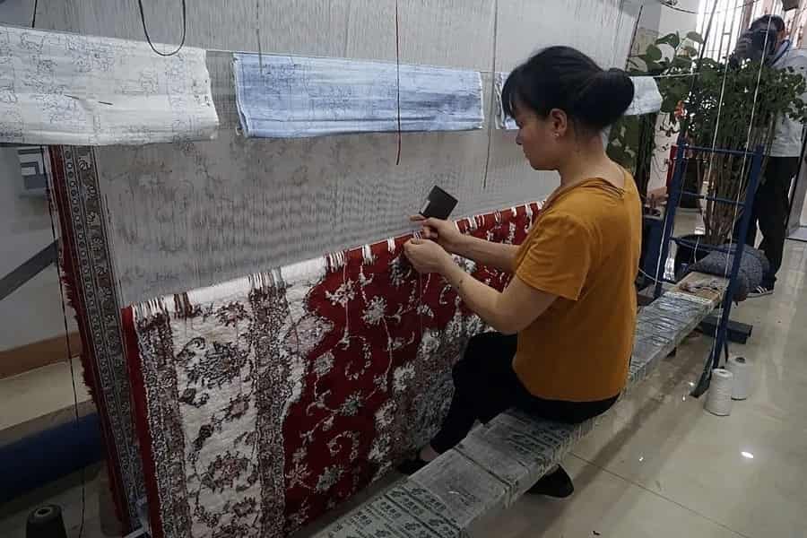 手工八字栽绒打结织造