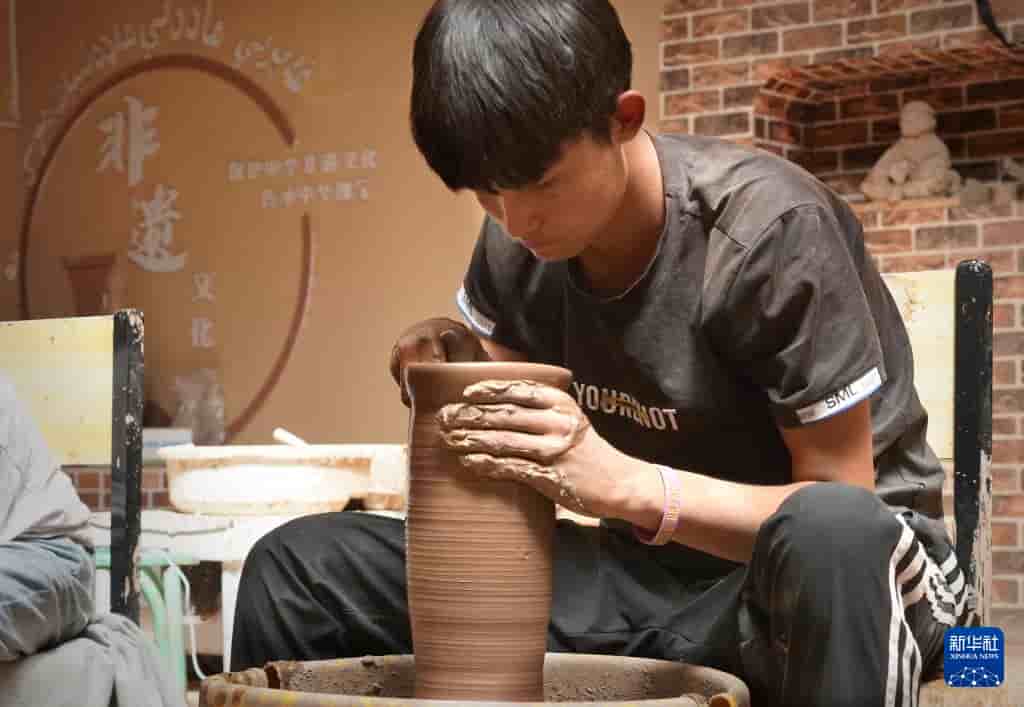 维吾尔族模制法土陶烧制技艺_旋坯成型_01